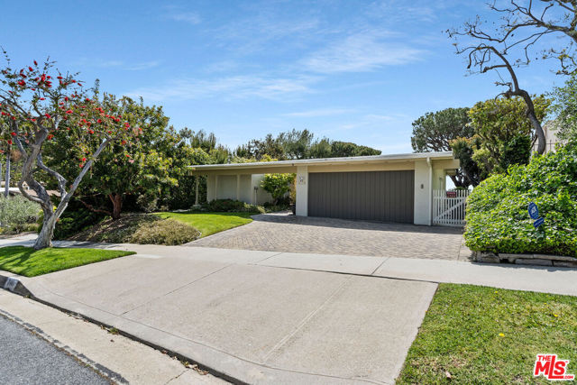 3444 Cloudcroft Drive, Malibu CA: https://media.crmls.org/mediaz/cf0a0219-f935-4c6b-b688-c14b88006726.jpg