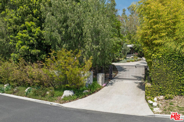 1030 Canon Drive, San Marino CA: https://media.crmls.org/mediaz/cf0c656e-d3a3-4533-83dd-41b7bce3d0e5.jpg