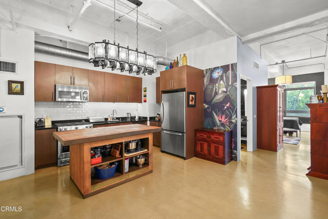 849 S Broadway, Los Angeles CA: https://media.crmls.org/mediaz/cf0d3469-70e2-473f-a8a6-9d1fd8fc74e8.jpg