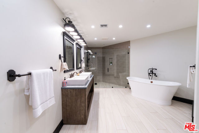 21607 Rambla Vista, Malibu CA: https://media.crmls.org/mediaz/cf0e283c-baa7-4d39-98f9-e512952b3c74.jpg