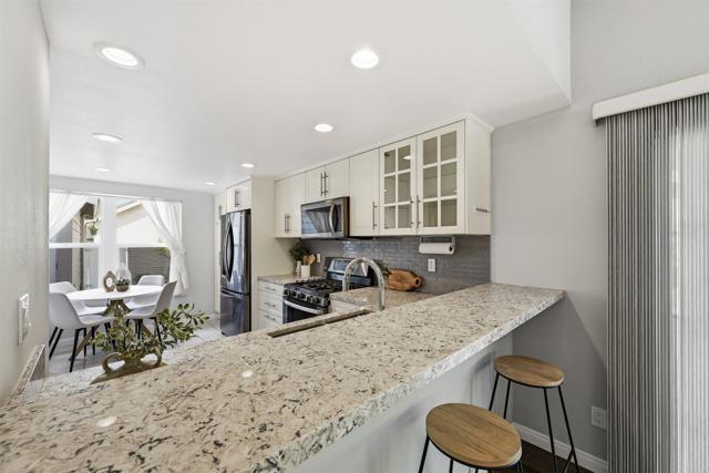 Detail Gallery Image 7 of 25 For 3327 Vivienda Cir, Carlsbad,  CA 92009 - 3 Beds | 2 Baths