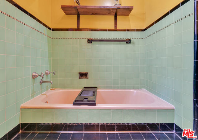 4183 6th Avenue, Los Angeles CA: https://media.crmls.org/mediaz/cf0f2b0a-eaf8-4c2f-baa0-f95831833081.jpg