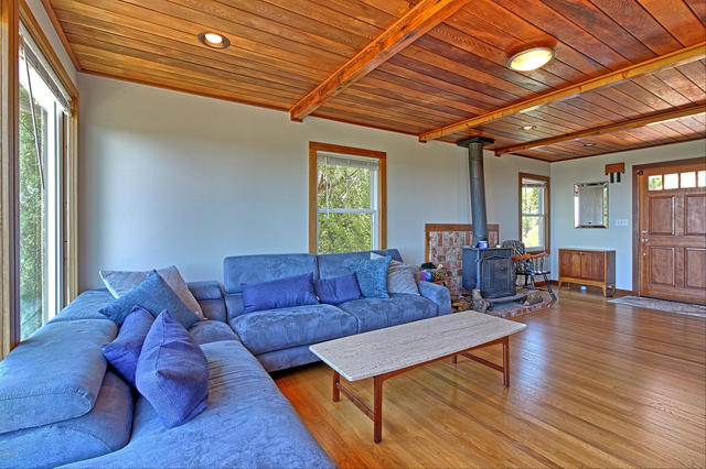 2108 Sunset Drive, Ventura CA: https://media.crmls.org/mediaz/cf104ee4-5970-4c1f-9a7d-d08fc264f742.jpg