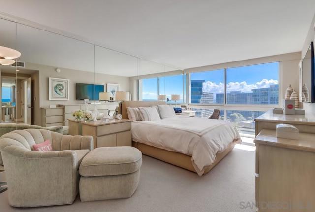 1730 Avenida Del Mundo, Coronado CA: https://media.crmls.org/mediaz/cf107021-04cb-47c8-9fe5-c0227fb7fff5.jpg
