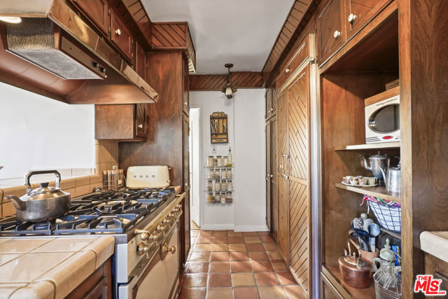 1326 Cordova Avenue, Glendale CA: https://media.crmls.org/mediaz/cf14ba2b-19dc-437a-8f06-8169de842d78.jpg