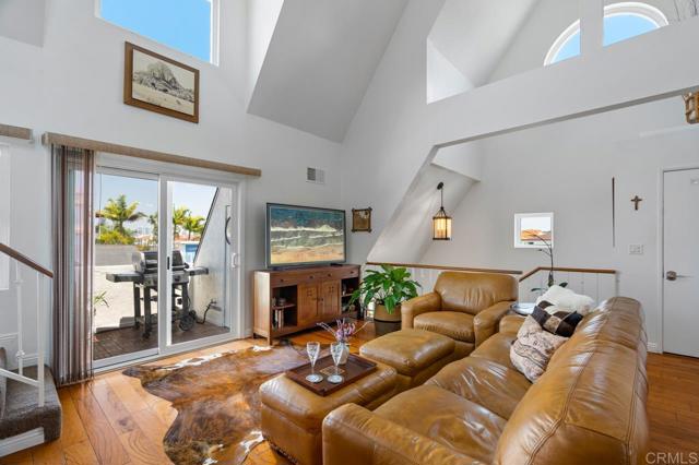 374 Orange Avenue, Coronado CA: https://media.crmls.org/mediaz/cf154807-d4cf-446a-9ec5-34aab8c52baf.jpg