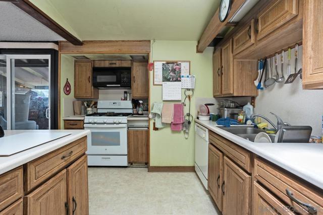 252 Santa Clara Dr, Vista CA: https://media.crmls.org/mediaz/cf15d5b3-cc43-4492-af86-b9d4a7415cc5.jpg