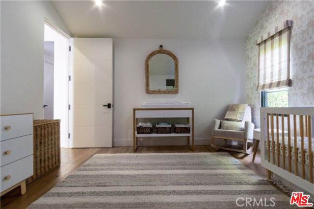 5107 Gaynor Avenue, Encino CA: https://media.crmls.org/mediaz/cf15f0e9-970a-44f2-937a-936faa0cc371.jpg