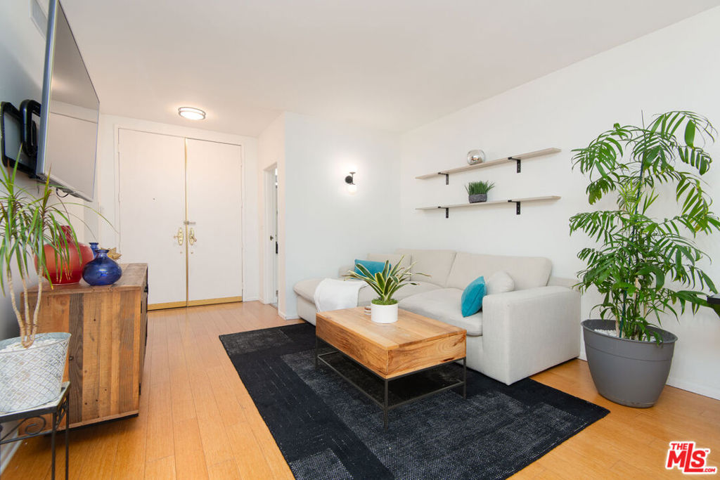 1131 Alta Loma Road #123