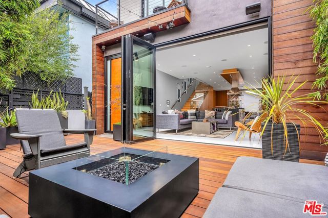 749 Oxford Ave Avenue, Venice CA: https://media.crmls.org/mediaz/cf175c9d-50cb-4c5f-9f8c-3daae93be58d.jpg