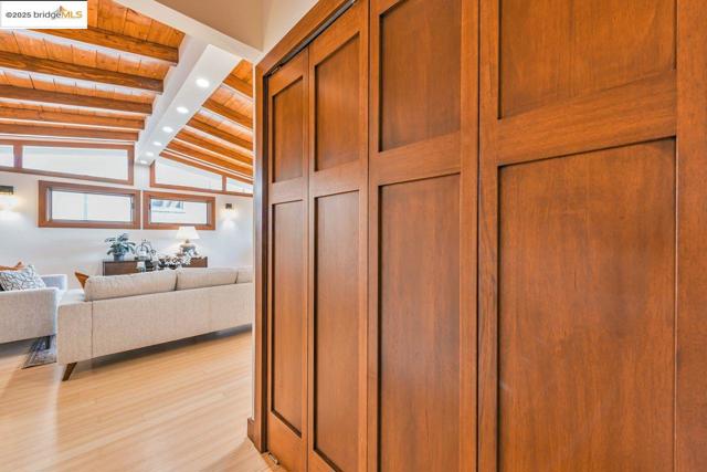 6815 Paso Robles Dr, Oakland CA: https://media.crmls.org/mediaz/cf18ec6c-9e98-4d44-94ab-18433a76c273.jpg