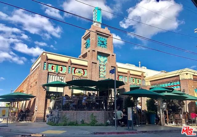 530 S Hewitt Street, Los Angeles CA: https://media.crmls.org/mediaz/cf192a50-5922-475f-a20b-f154abf43f49.jpg