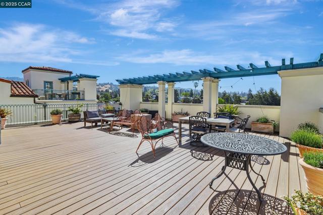 4395 Piedmont Ave, Oakland CA: https://media.crmls.org/mediaz/cf198bae-02af-4e3d-adc7-adcf5566dea8.jpg