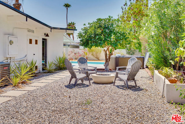 547 N Farrell Drive, Palm Springs CA: https://media.crmls.org/mediaz/cf1aa9ad-a757-44c6-b78c-de5b8d05fddd.jpg
