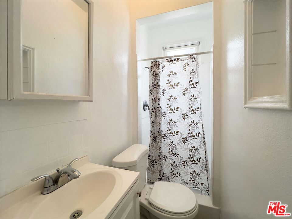 https://media.crmls.org/mediaz/cf1ae013-368e-43ad-8e6c-f9330be497c4.jpg?preset=X-Large