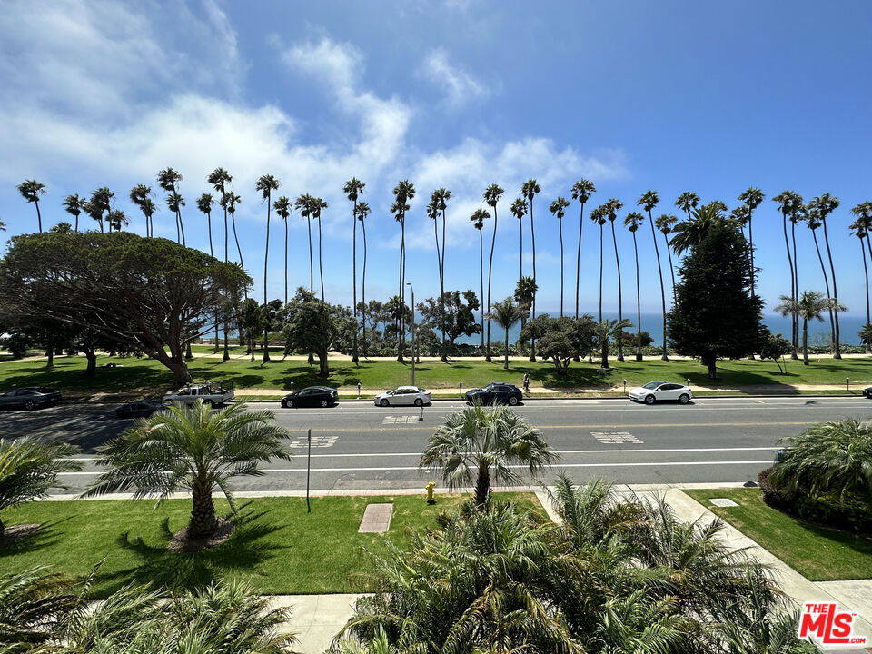 https://media.crmls.org/mediaz/cf1af5dd-b354-4e62-b418-6fdf95021842.jpg?preset=X-Large