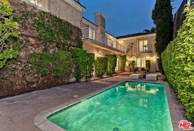 110 N Oakhurst Drive, Beverly Hills CA: https://media.crmls.org/mediaz/cf1bfd08-7563-48a5-b66d-9c8236a8acaf.jpg