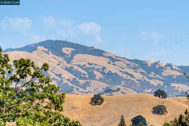 36 Candlewood Place, Walnut Creek CA: https://media.crmls.org/mediaz/cf1c9ff9-cc3c-47df-8812-b5a5a1d42c8d.jpg