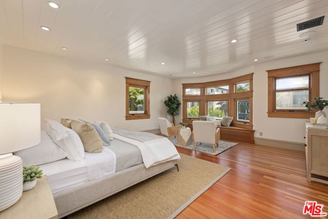 21 Park Avenue, Venice CA: https://media.crmls.org/mediaz/cf1cb99d-981b-45b8-a3c6-aa29be044ecb.jpg