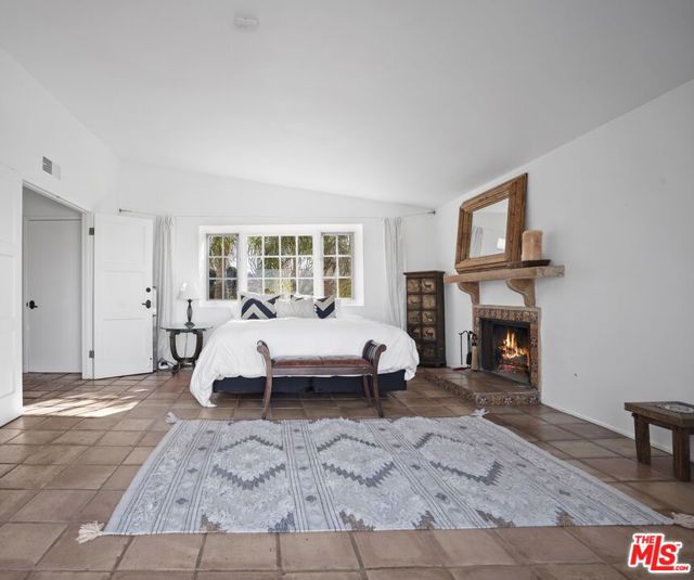 6855 Dume Drive, Malibu CA: https://media.crmls.org/mediaz/cf1d5d7e-8242-42e4-9829-5e3d6fccad26.jpg