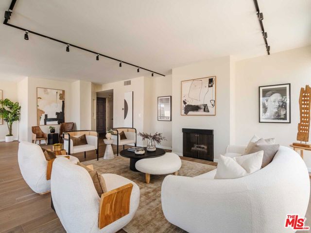 318 Maple Drive, Beverly Hills, California 90210, 2 Bedrooms Bedrooms, ,2 BathroomsBathrooms,Condominium,For Sale,Maple,24400209