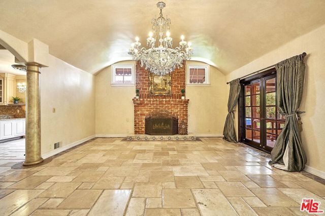424 N Arden Boulevard, Los Angeles CA: https://media.crmls.org/mediaz/cf1eb1b2-8d3c-408b-84af-cde2d61869fb.jpg