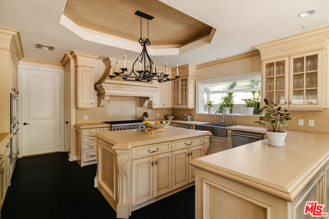 1202 San Vicente Boulevard, Santa Monica CA: https://media.crmls.org/mediaz/cf1ff4d6-105a-445d-a5a7-d0cd907d947c.jpg