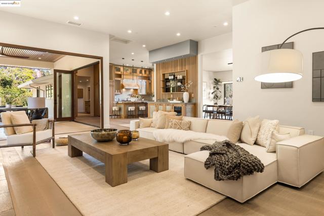 30 Lincolnshire Dr, Oakland CA: https://media.crmls.org/mediaz/cf20a7d6-993a-4527-b5e4-5b83dbfb9c95.jpg