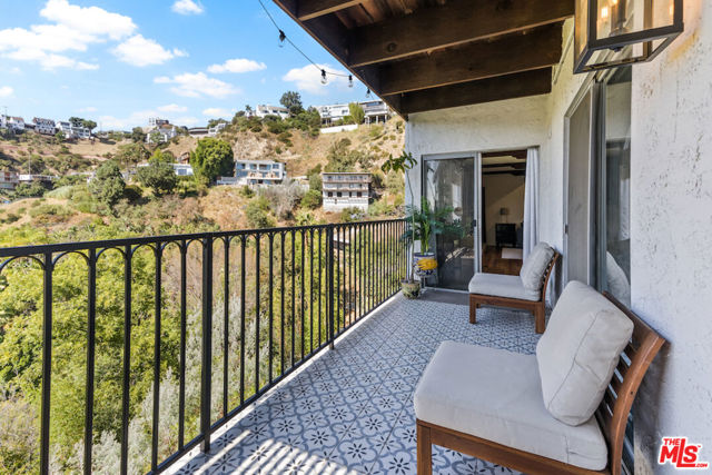 1923 Sunset Plaza Drive, Los Angeles CA: https://media.crmls.org/mediaz/cf20ac8f-3dde-48ab-bf97-f43dd2e88239.jpg