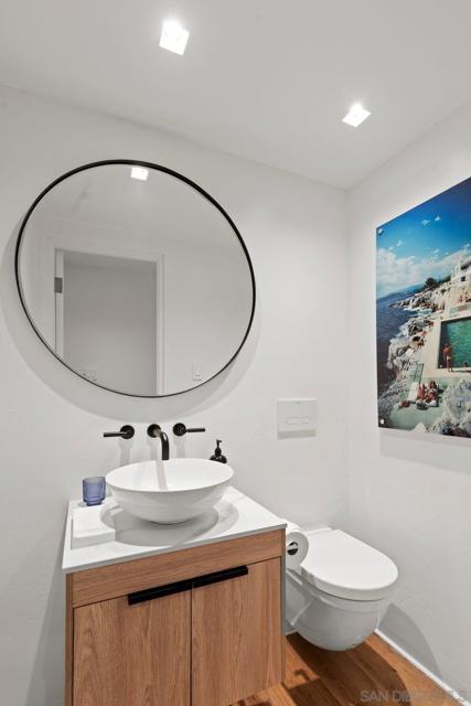 8121 Camino Del Sol, La Jolla CA: https://media.crmls.org/mediaz/cf20f09c-3020-4108-994e-b992750c7c35.jpg