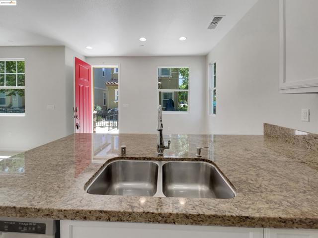 789 King Palm Ln, Brentwood CA: https://media.crmls.org/mediaz/cf2186e6-42cb-4930-bc71-66944bdb23d7.jpg