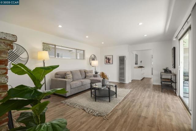 884 Juanita Dr, Lafayette CA: https://media.crmls.org/mediaz/cf21f81b-3909-4b6c-b85f-12f082cc868b.jpg
