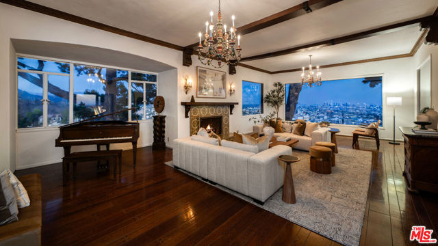 2200 Maravilla Drive, Los Angeles CA: https://media.crmls.org/mediaz/cf22e63d-4701-4c82-bc86-28c7aa7592bb.jpg