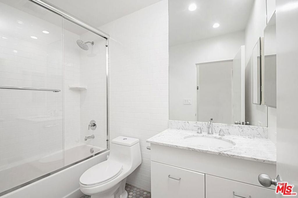 https://media.crmls.org/mediaz/cf240c3a-05c8-4ecc-bc1f-496aece90977.jpg?preset=X-Large
