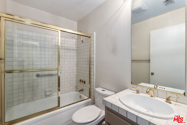 4641 Fulton Avenue, Sherman Oaks CA: https://media.crmls.org/mediaz/cf2627b8-15bd-40cb-9578-d1021bd13347.jpg