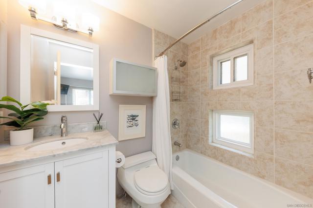 8132 Camino Del Sol, La Jolla CA: https://media.crmls.org/mediaz/cf2659aa-36f6-4552-9085-a2ae5e8659a0.jpg