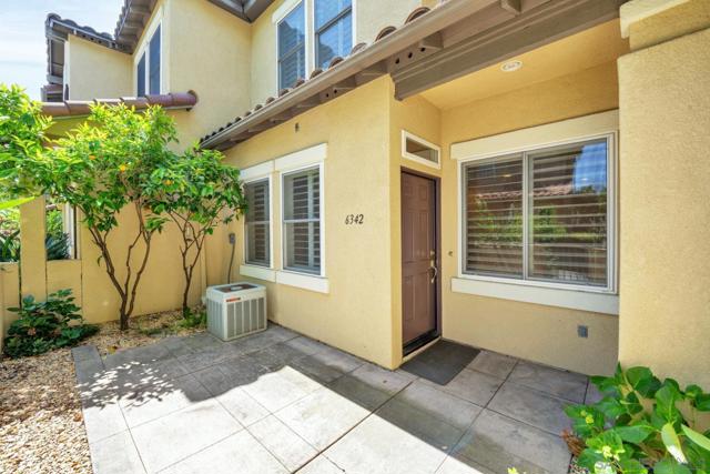 6342 Citracado Cir, Carlsbad CA: https://media.crmls.org/mediaz/cf270c82-eb78-4088-b9b5-faccd8514b2c.jpg