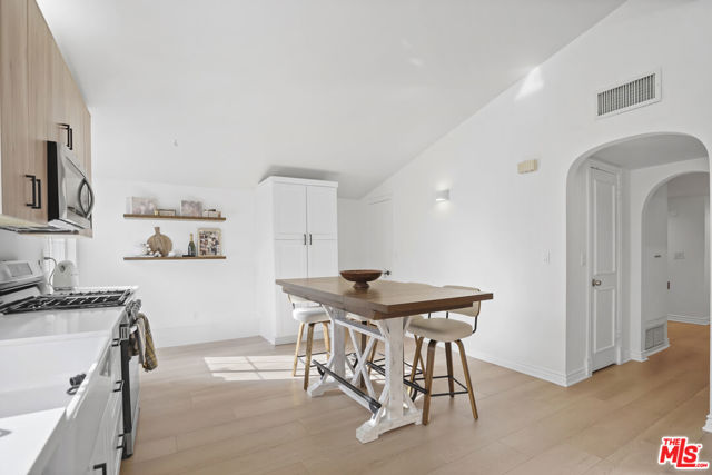 20338 Coulson Street, Woodland Hills CA: https://media.crmls.org/mediaz/cf27469a-d94f-4ac9-8f6e-3e327bce4a7b.jpg