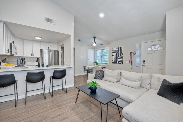 Detail Gallery Image 1 of 1 For 1941 Wellington Lane #4,  Vista,  CA 92081 - 1 Beds | 1 Baths