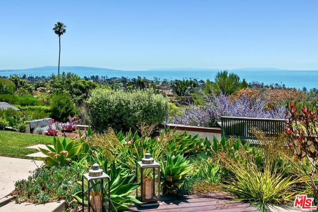 1166 LAS PULGAS Place, Pacific Palisades CA: https://media.crmls.org/mediaz/cf29ee81-c8fe-4a34-8193-12f881e902df.jpg