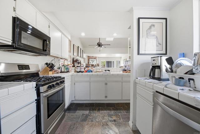 Detail Gallery Image 6 of 20 For 1489 Goldrush Way, Oceanside,  CA 92057 - 2 Beds | 2 Baths