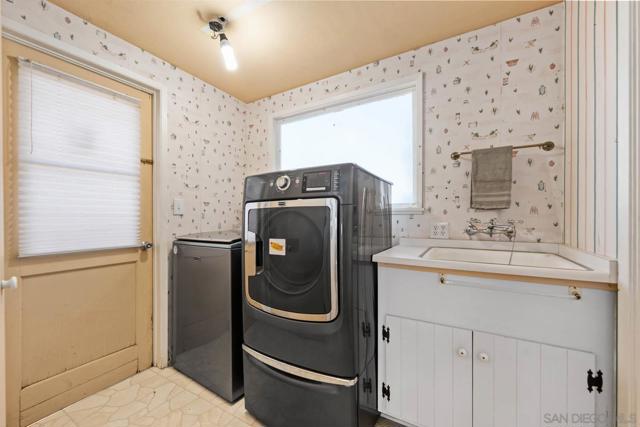 2231 Oak Hill Dr, Escondido CA: https://media.crmls.org/mediaz/cf2c5901-5885-44ef-8696-3a470a838f9f.jpg