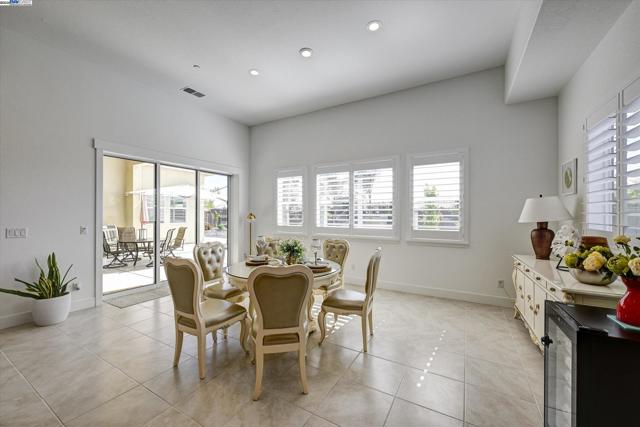 4072 Whitney Vista Ln, Rocklin CA: https://media.crmls.org/mediaz/cf2d2c53-49be-4a8f-b4fe-e6d611ba846f.jpg
