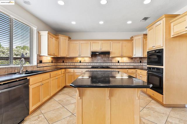 906 Natoma Ct, Discovery Bay CA: https://media.crmls.org/mediaz/cf2dc6d2-4d37-46d5-a6b4-cebb317416f2.jpg