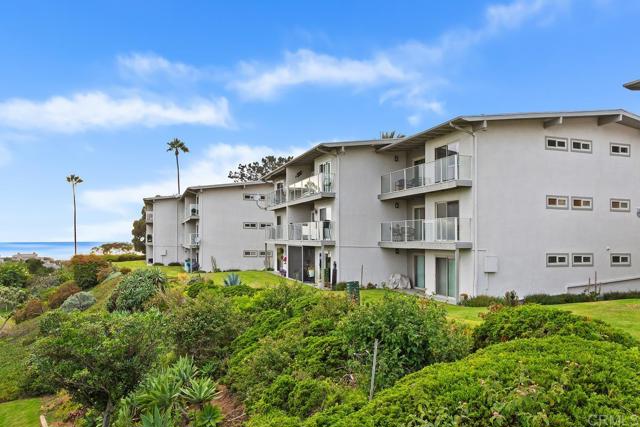 640 W Solana Circle, Solana Beach CA: https://media.crmls.org/mediaz/cf2dd59f-333d-460d-858c-5955fa48ca0a.jpg