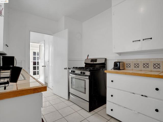 8127 Hillside St, Oakland CA: https://media.crmls.org/mediaz/cf2e1a9e-0c90-4f12-83d4-e51ffe967fac.jpg