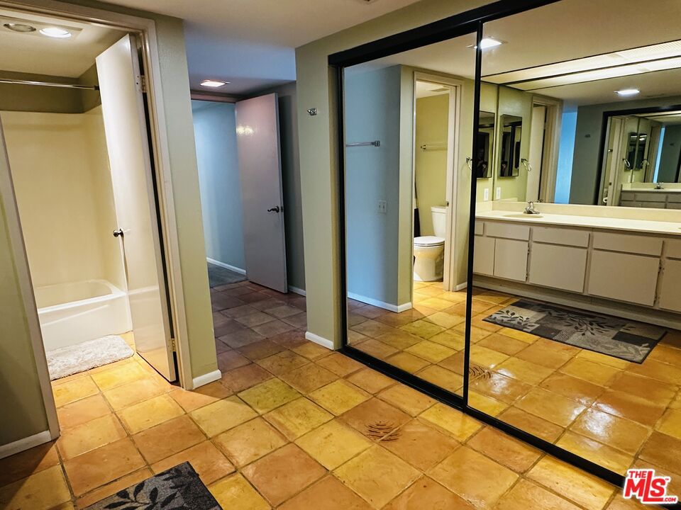 https://media.crmls.org/mediaz/cf2ef4a8-9f6b-4c80-9d34-67915bd6dad4.jpg?preset=X-Large