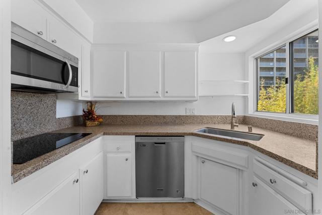 2352 Torrey Pines Rd Unit 9, La Jolla CA: https://media.crmls.org/mediaz/cf2efe89-2126-4c36-bfbe-762733bdee8f.jpg