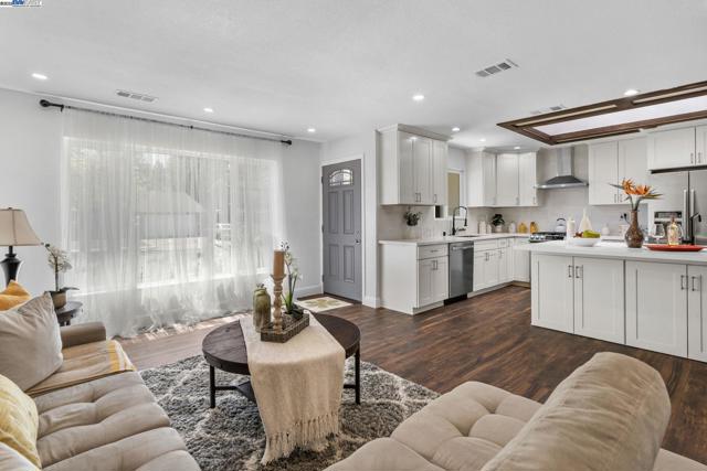 4189 Ogden Dr, Fremont CA: https://media.crmls.org/mediaz/cf2f159b-cc54-450c-9b07-94bd73dd5a90.jpg