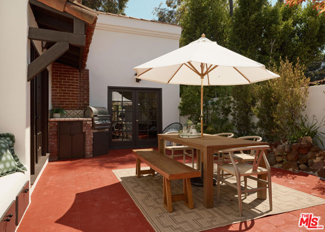 6401 San Vicente Boulevard, Los Angeles CA: https://media.crmls.org/mediaz/cf2f9439-2729-4421-901b-910c459487f9.jpg